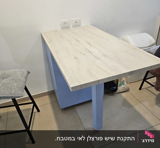 התקנת שיש פורצלן לאי במטבח.